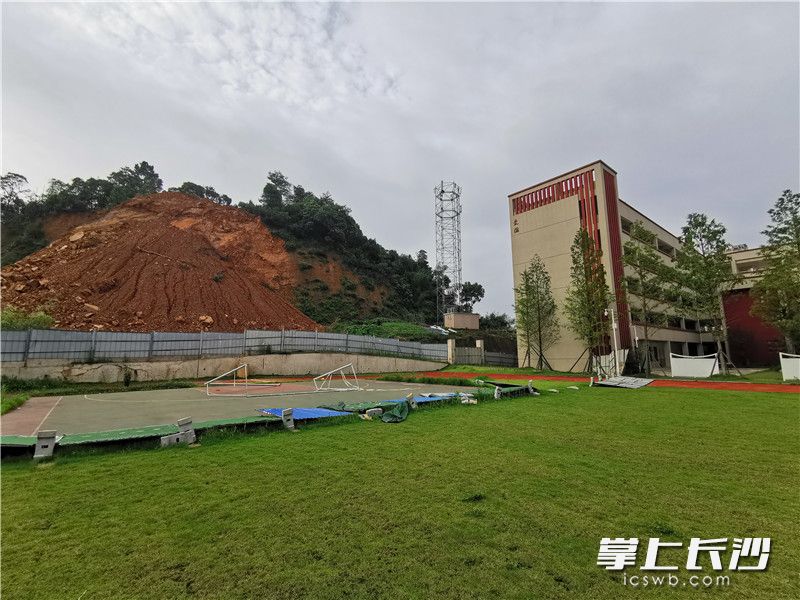 山体滑坡威胁着创远小学校舍安全。长沙晚报全媒体记者 刘树源 摄