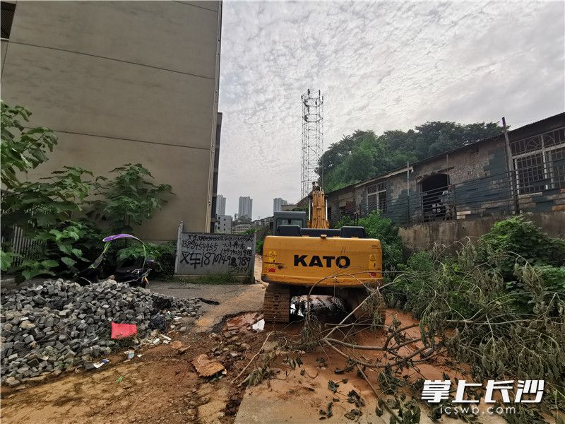 一台挖掘机停在滑坡道路路口，并未进场施工运土。长沙晚报全媒体记者 刘树源 摄