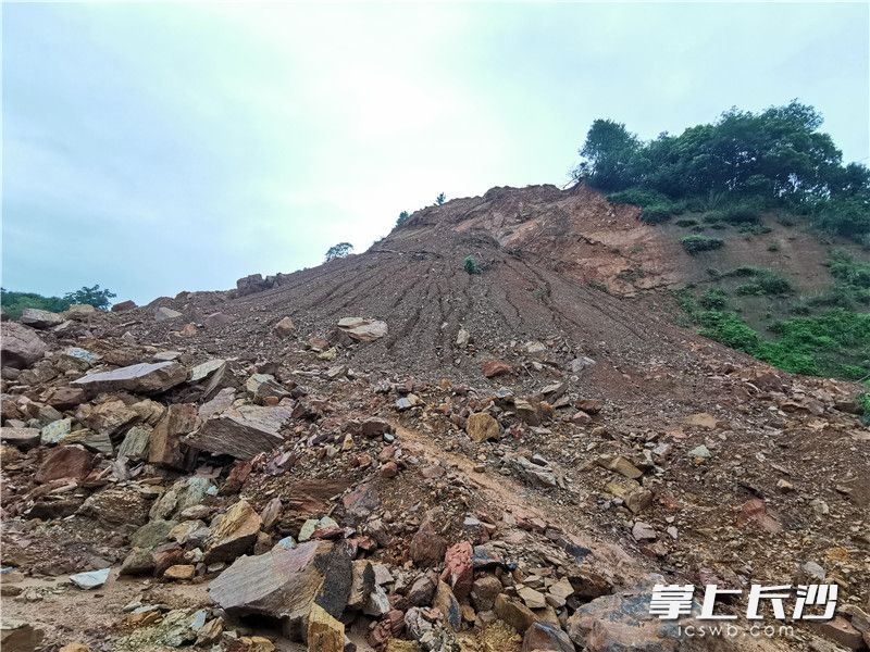 山体滑坡处。长沙晚报全媒体记者 刘树源 摄