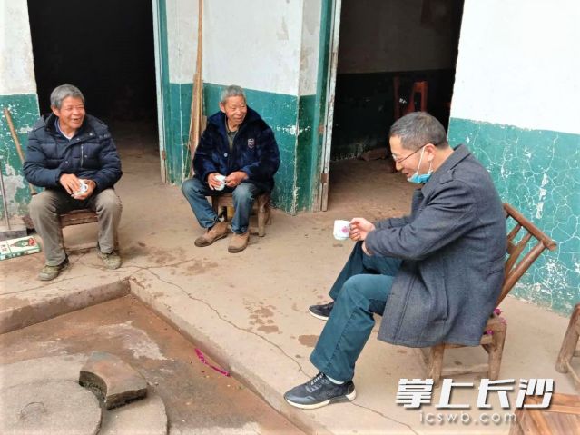 坐一坐喝杯茶，聊一聊心里话，党员干部和村民群众的心更近了。受访方供图