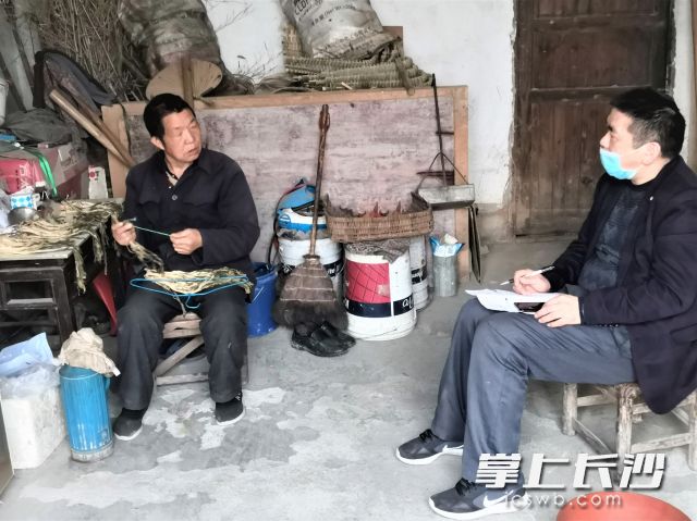 不论是农家院落，还是田间地头，网格员都可以开展走访工作。受访方供图