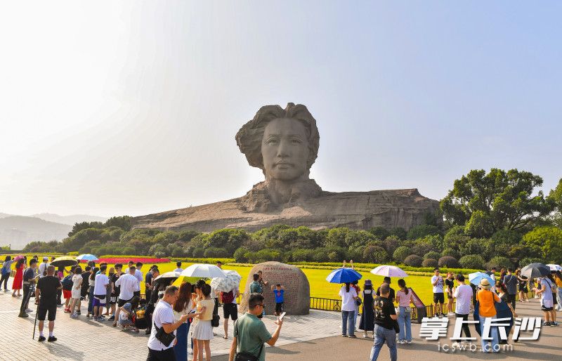 橘子洲景区恢复对外开放，众多游客朋友来到橘子洲上散步游玩。