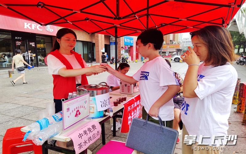 芙蓉区荷花园街道东方新城社区新时代文明实践站组织志愿者一早就在中考考点附近搭起爱心助考点，服务考生、家长。东方新城社区供图