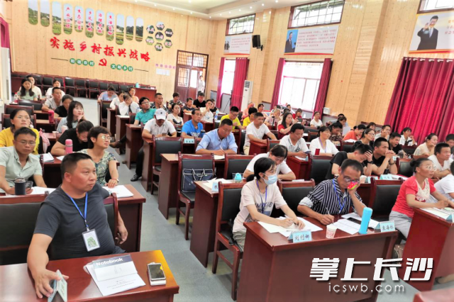 在电商培训班上，学员们认真听课汲取产业发展新动能。受访方供图