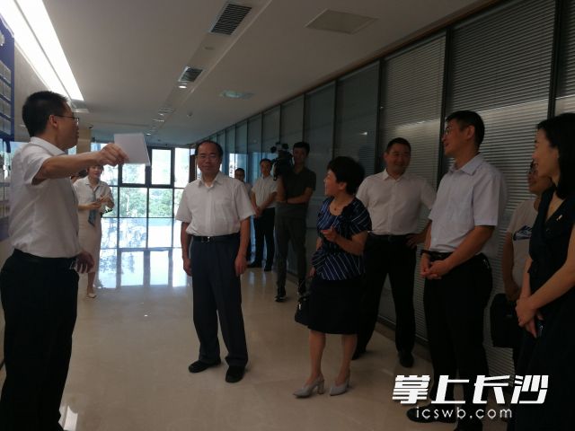 17日，市委常委、市委统战部部长谭小平走访调研部分民营企业。图为谭小平（中）在天云软件技术有限公司调研。长沙晚报全媒体记者 黎铁桥 摄