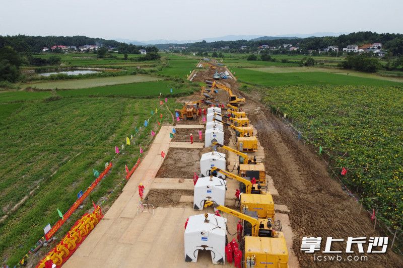 忠武线潜湘支线、西三线长沙支线与中石化新疆煤制气管道湖南长沙联通工程正式开工。照片均为长沙晚报全媒体记者 王志伟 摄