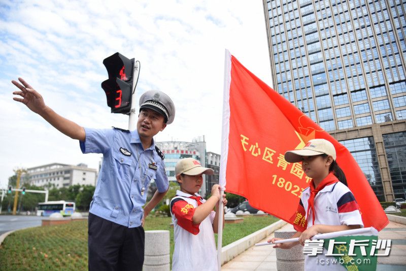 7月18日，天心交警大队九中队民警为小学生开展暑期交通安全教育。长沙晚报全媒体记者 刘琦 摄