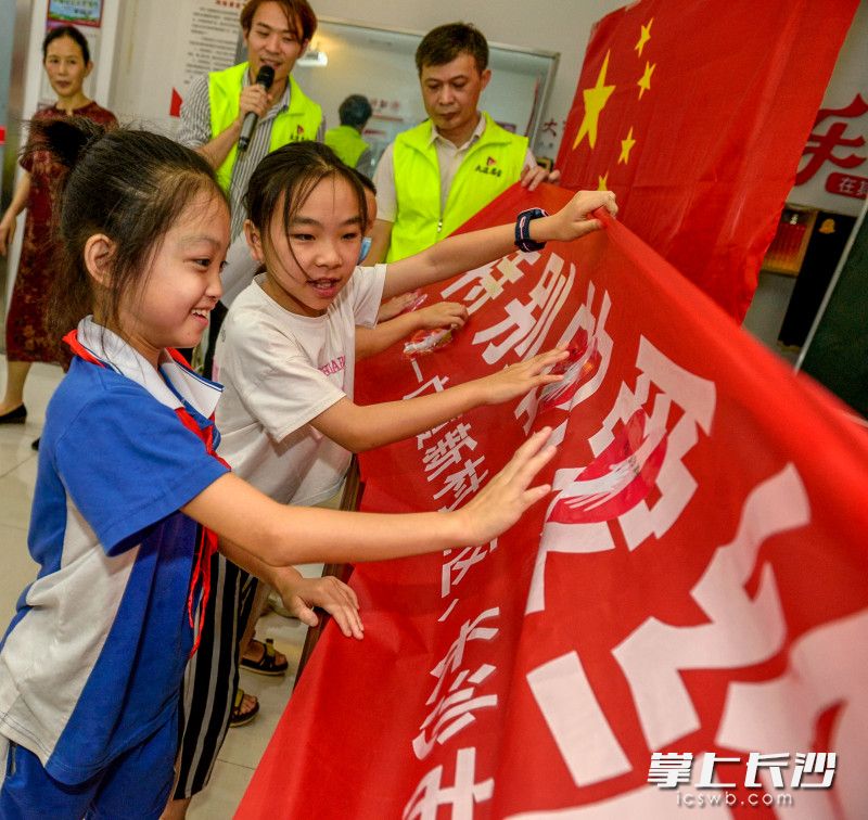 开营仪式上，孩子们写上对夏令营的希望。长沙晚报全媒体记者 陈飞 摄