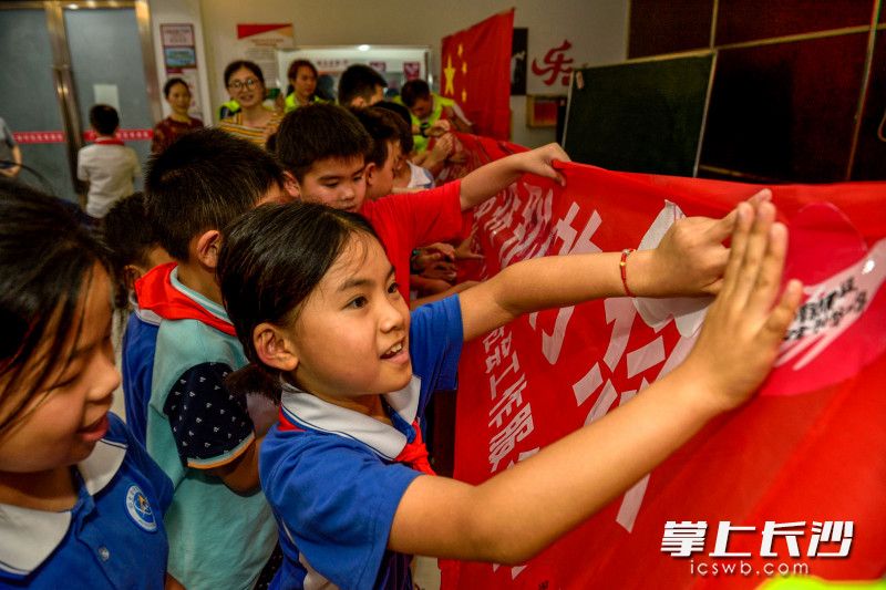 开营仪式上，孩子们写上对夏令营的希望。长沙晚报全媒体记者 陈飞 摄 07