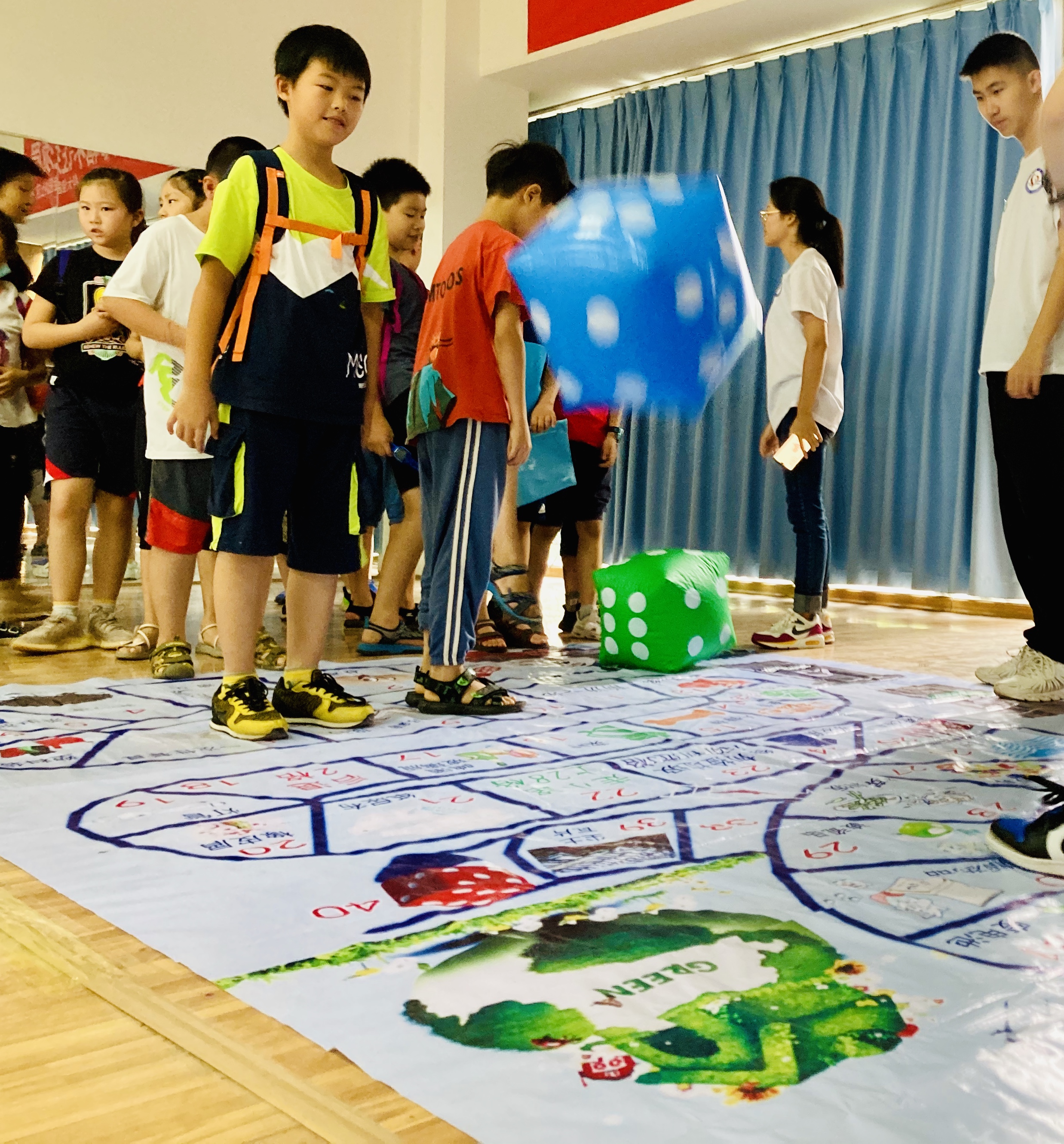 练摊时产生的垃圾如何处理？玩一把垃圾分类棋，心里就有了谱。