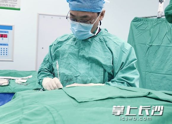 熊向晖手术团队在给患者做介入手术。均为医院供图