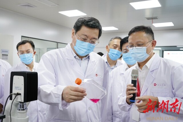 杜家毫在湖南源品细胞生物科技有限公司考察。以上图片均为湖南日报·新湖南客户端记者 罗新国 摄