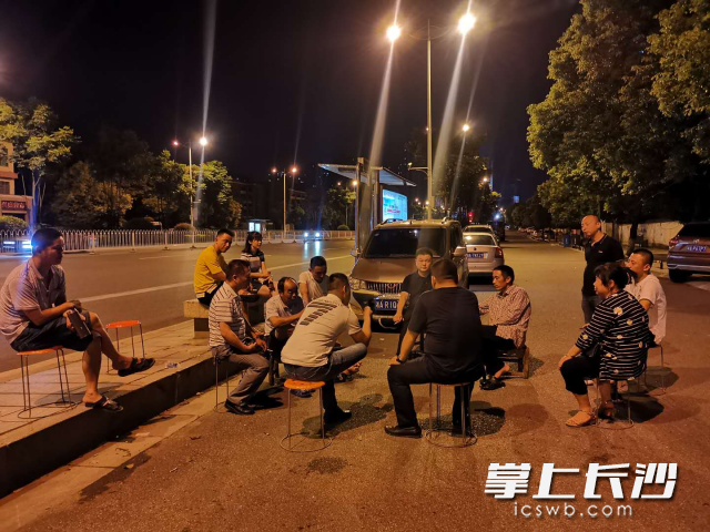 金山桥街道工作人员凌晨3点做拆迁群众工作。