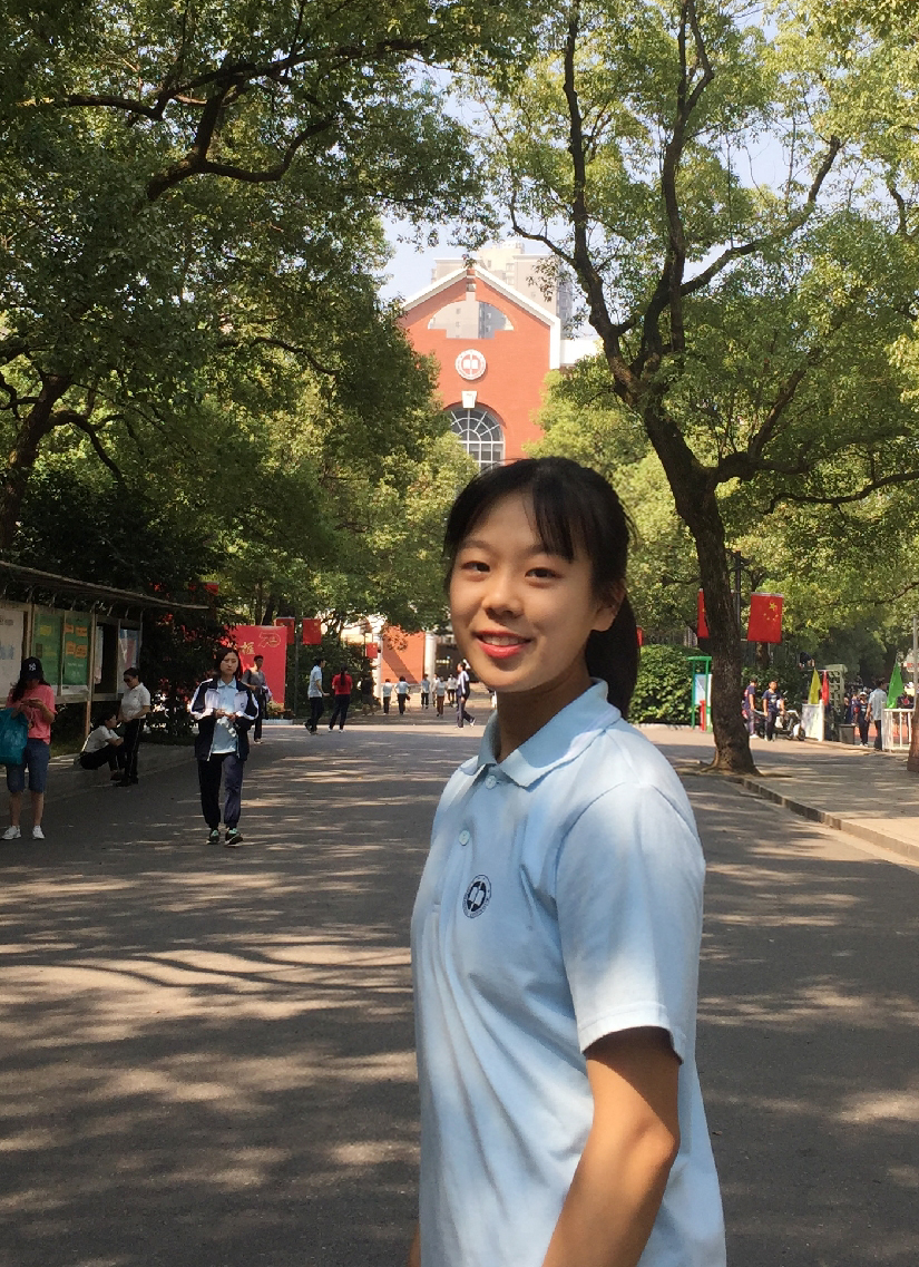 “一字马女孩”罗子欣。