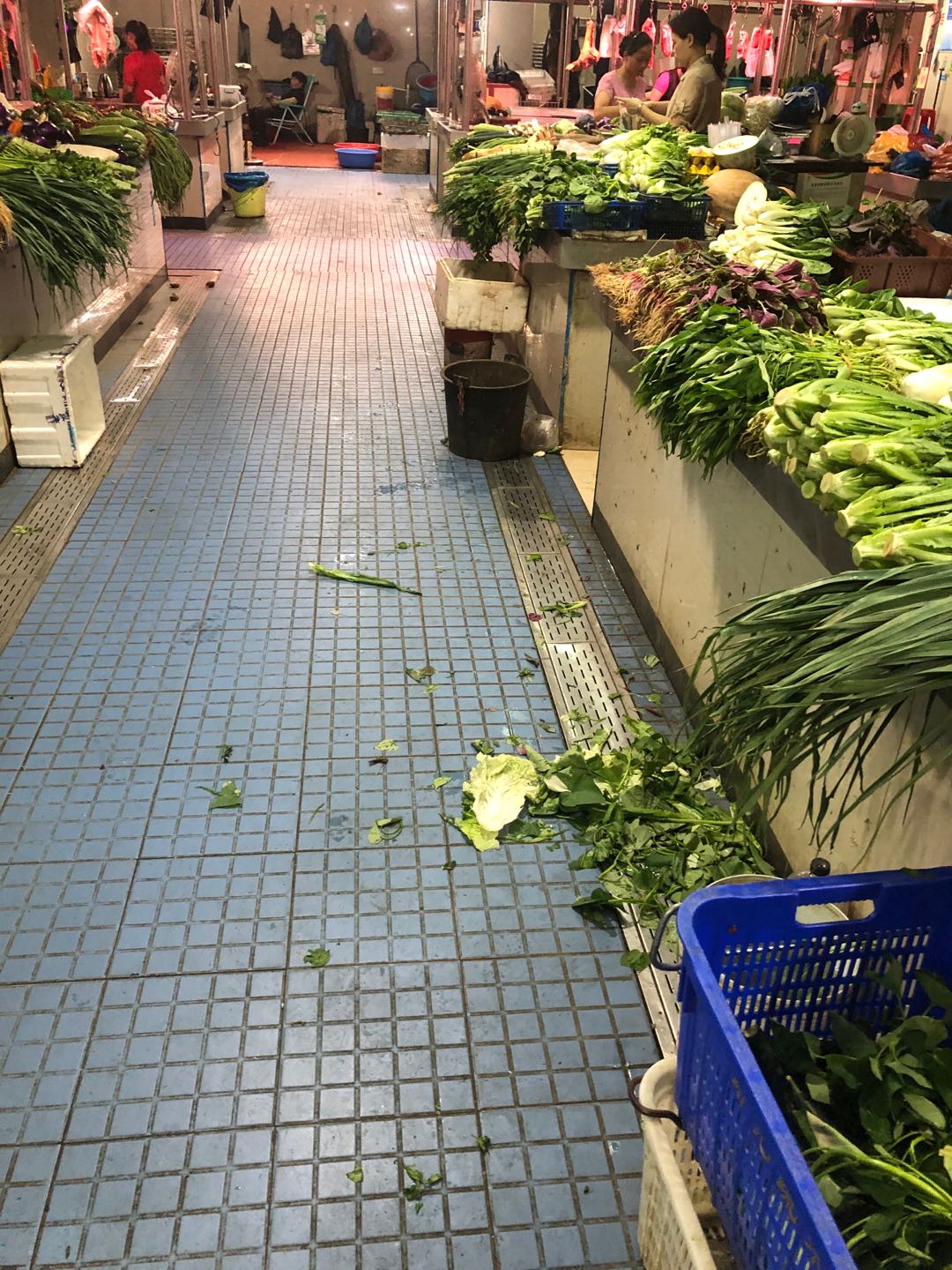 五一生鲜市场的蔬菜摊位。