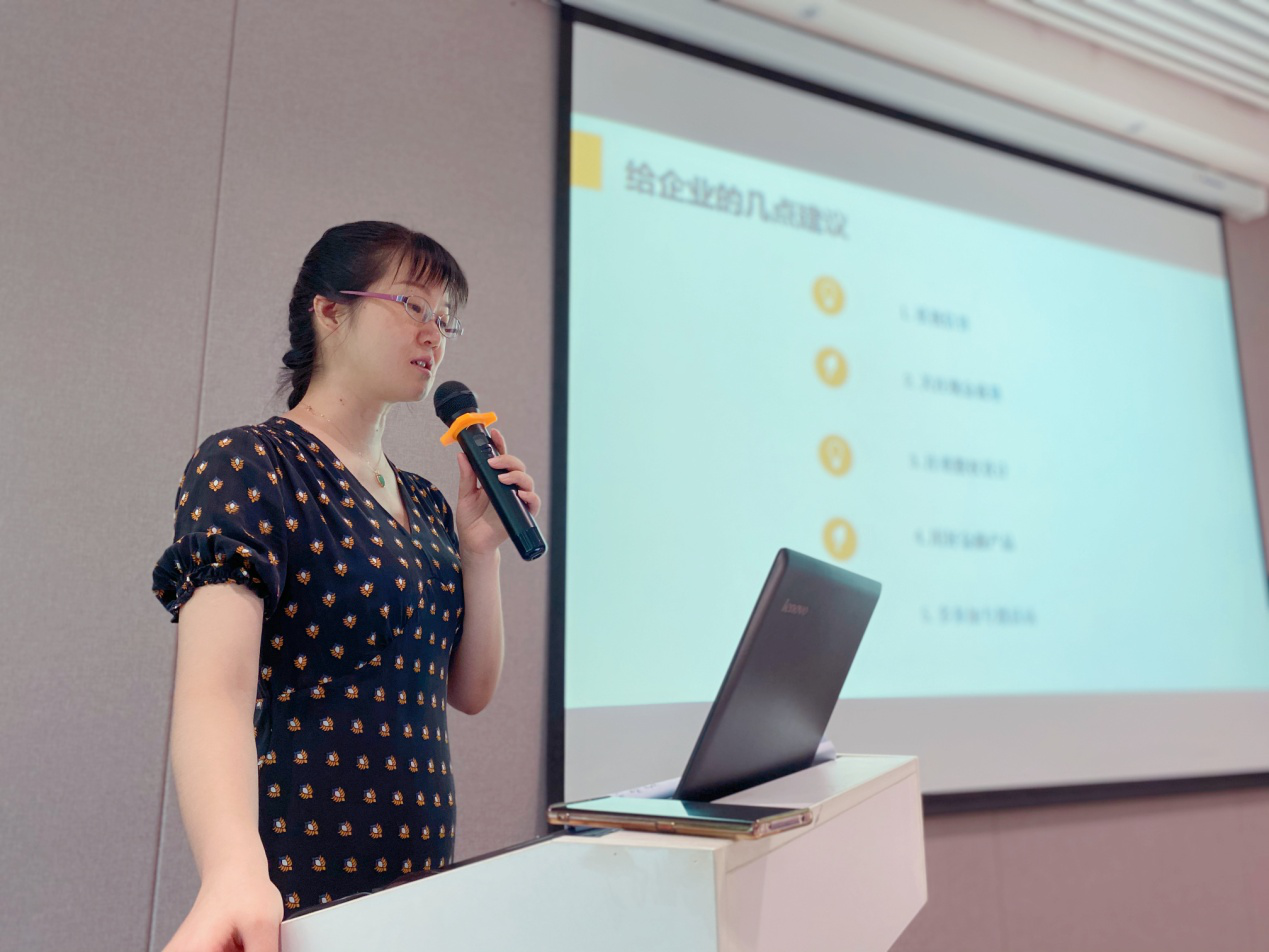 罗纯老师正在讲课。