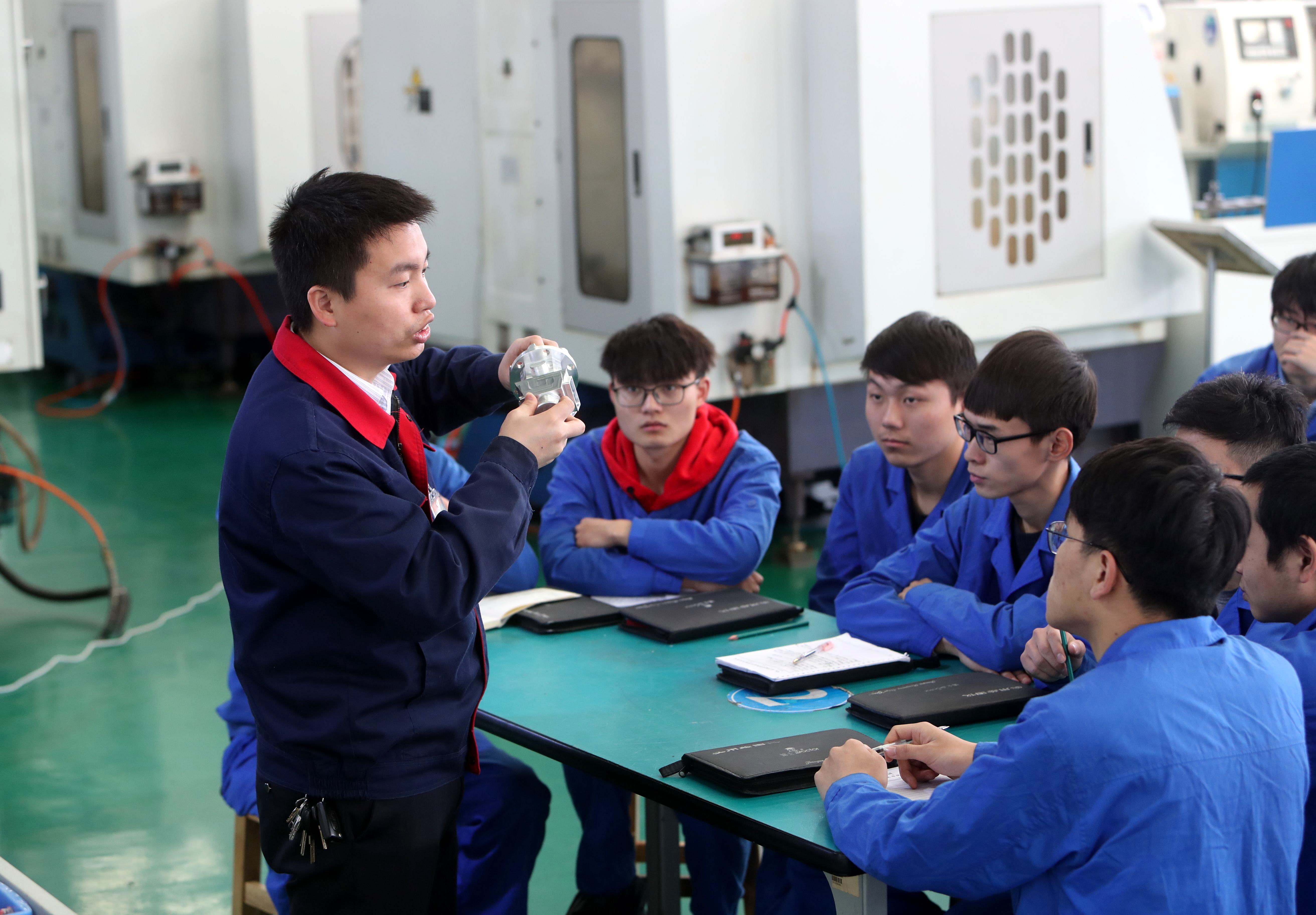 老师对学生进行实训。
