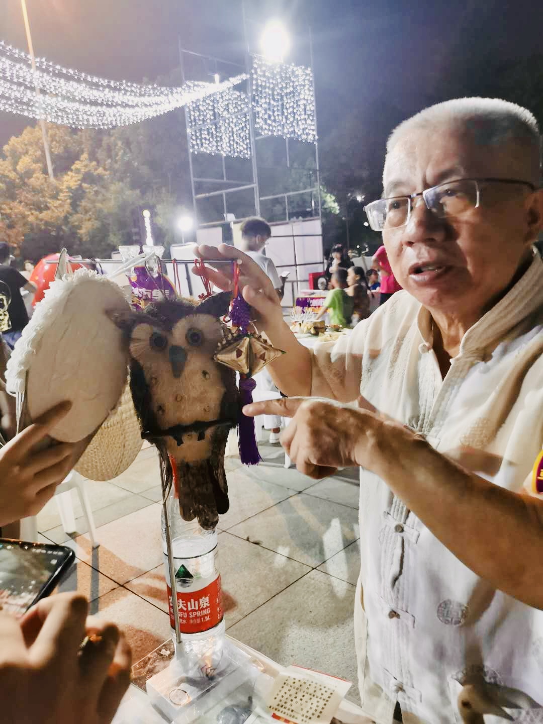 非遗老传人现场展示编织老手艺绝活。  均为长沙晚报通讯员罗咏梅摄