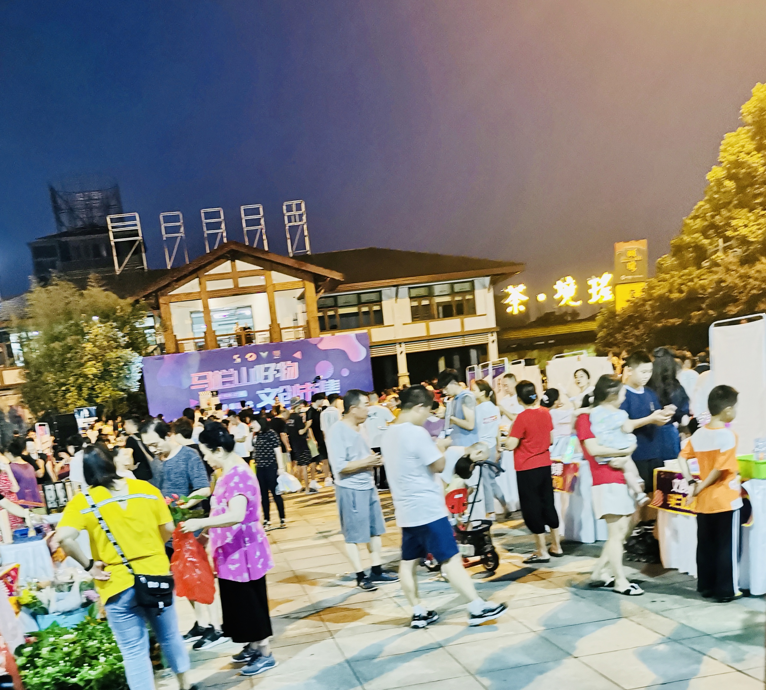 市集现场人头攒动，人气爆棚。