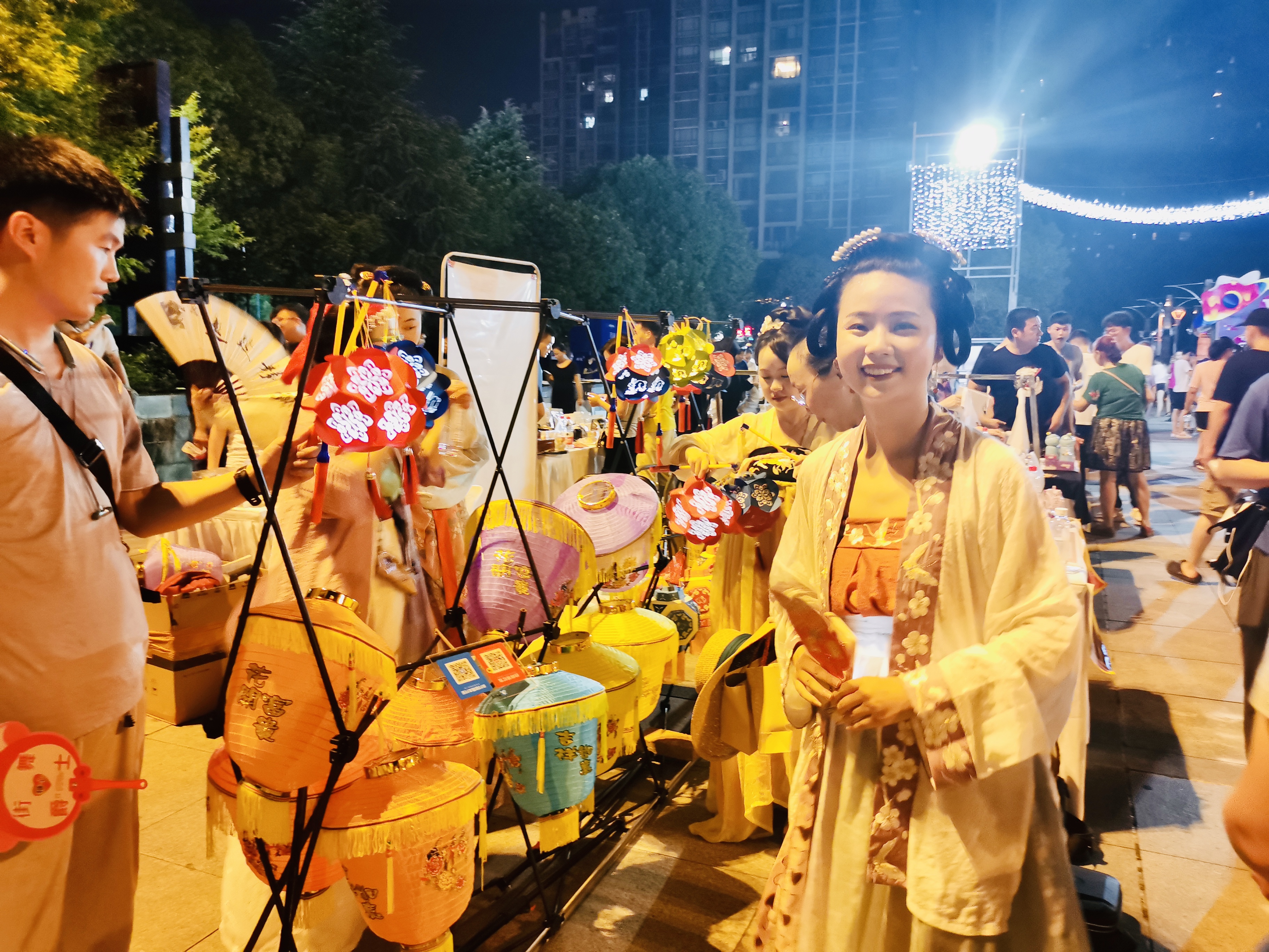汉服小姐姐们一袭盛装，“穿越”来现场吆喝叫卖手工作品。