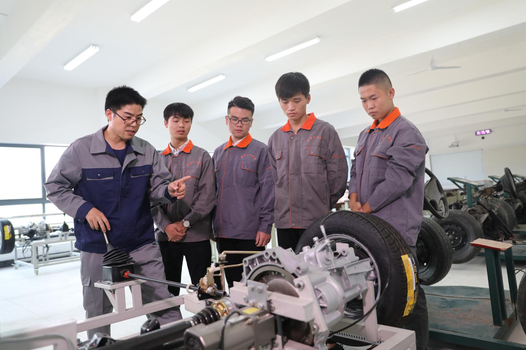 教师指导学生进行变速器换挡操作，认识档位变化实现车速变化的原理。