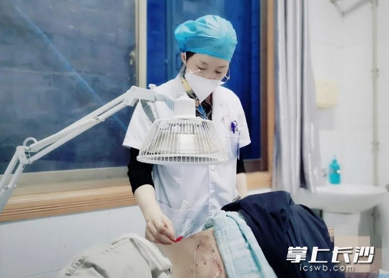 刘博士说，针灸疗法是“蜘蛛蛋”的克星，治疗越早，效果越好。