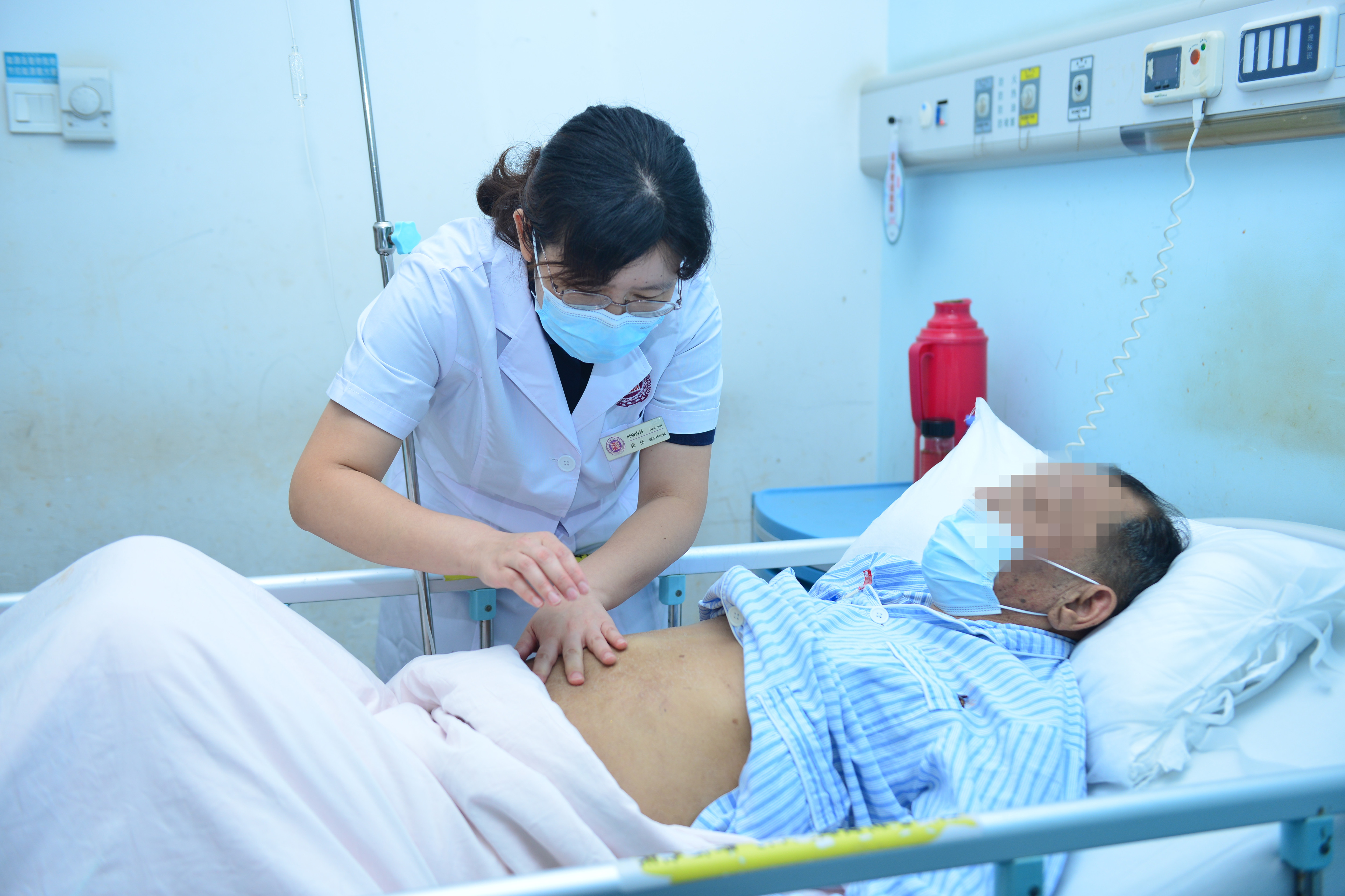 湖南省人民医院肝病内科负责人张征为患者进行检查。均为长沙晚报通讯员  吴靖 李娜 供图