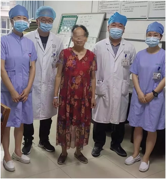 出院前，卸下重负的代娭毑开心与普通外科二十四病室医务人员合影。医院 供图