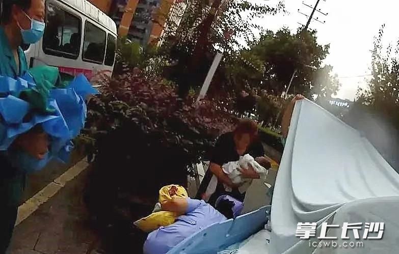 现场搭起临时产房。