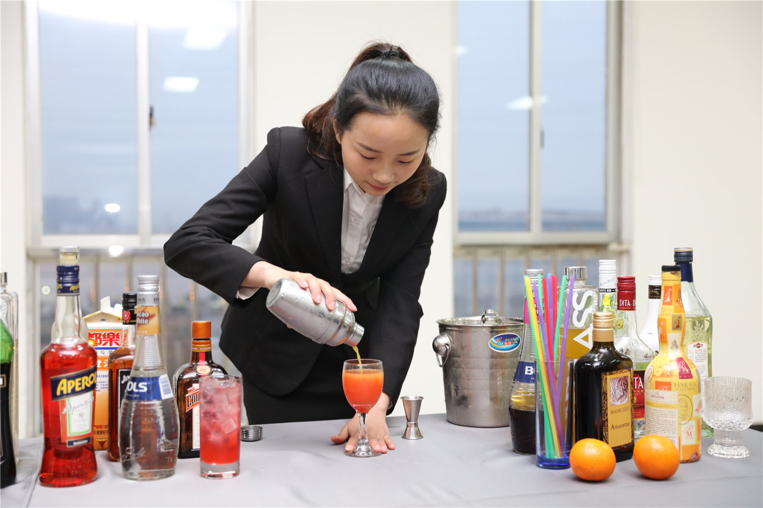 酒店管理专业学生练习调酒技能。长沙晚报通讯员 向瑾锦 摄