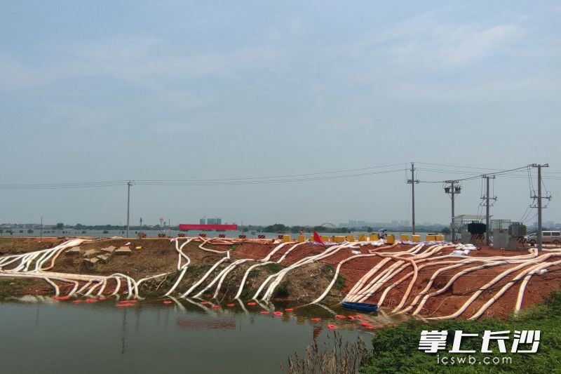 华汛应急派出的抢险车、抢险泵在防汛一线得到充分运用。均为企业供图