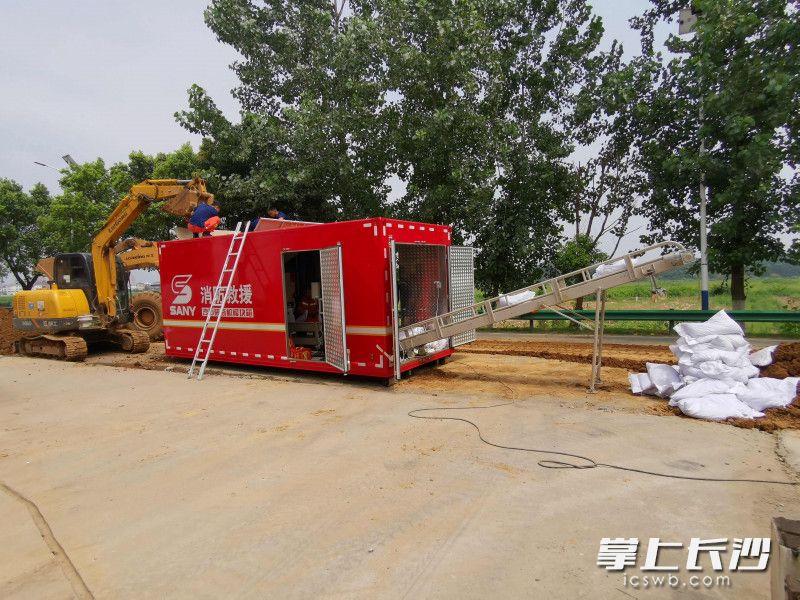 三一重工的砂石装袋机模块车在江西抗洪现场大显身手。长沙消防供图