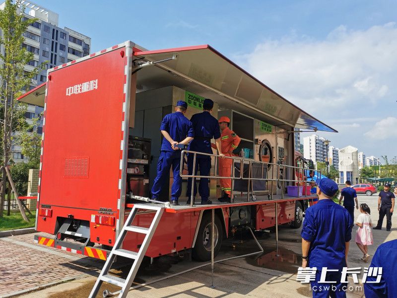 中联重科大型被服洗涤消防车为当地灾民可消防指战员解决了洗衣难题。企业供图
