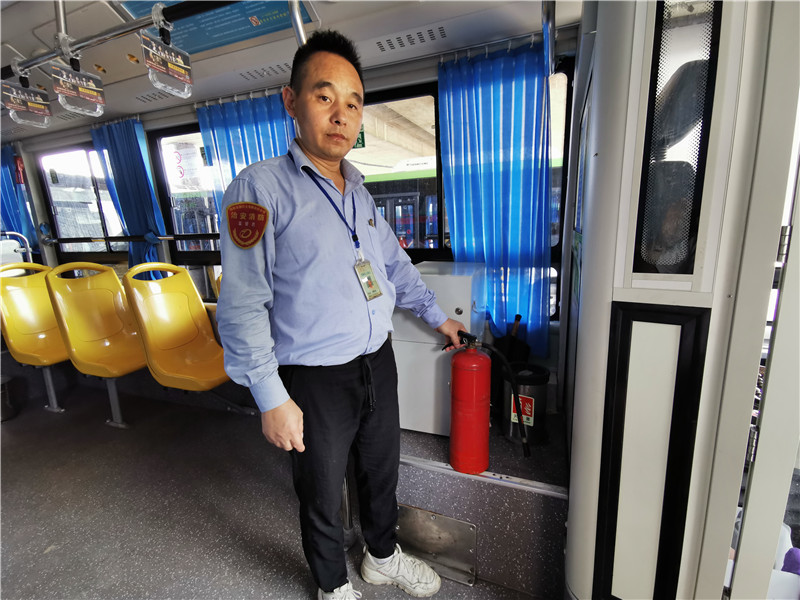 遇前车起火，湖南龙骧巴士公司旅1路驾驶员李亮生紧急出手相救。均为长沙晚报全媒体记者刘树源摄