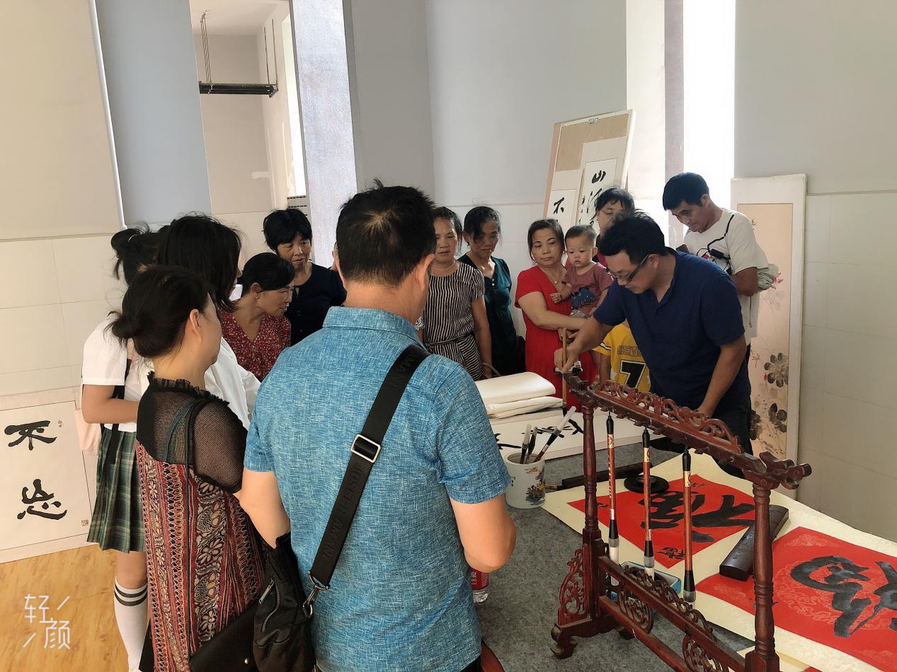 书画老师现场挥毫。