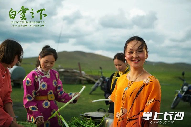 《白云之下》剧照