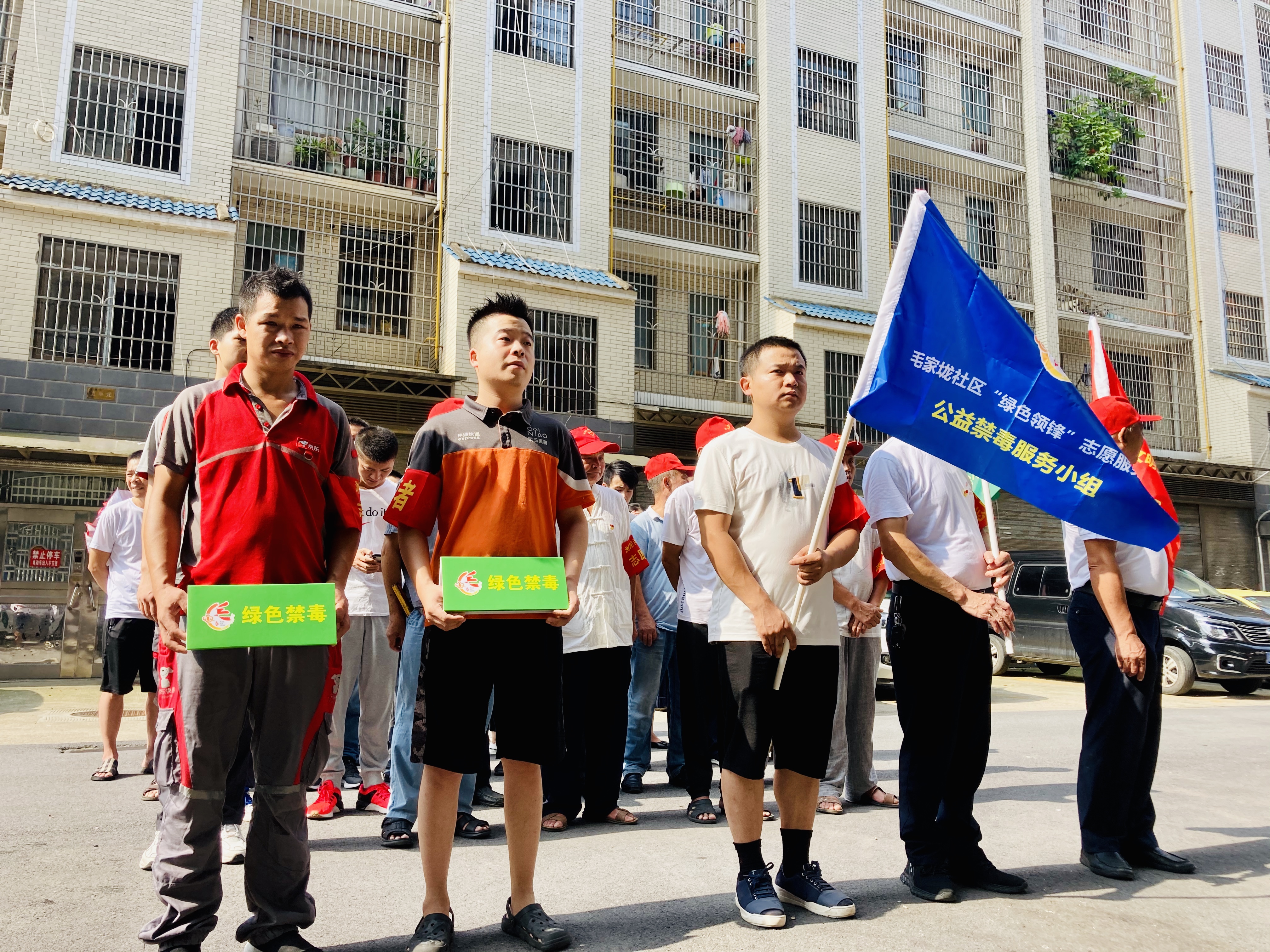退役老兵、快递小哥组队进街巷“速递文明”。 长沙晚报全媒体记者 李卓 摄