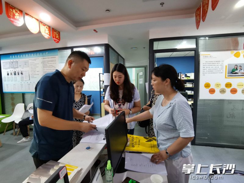 今日，开福区教育局联合望麓园街道、清水塘街道、伍家岭街道、区市场监管局开展了校外培训机构专项督查行动。均为长沙晚报全媒体记者 舒文 摄