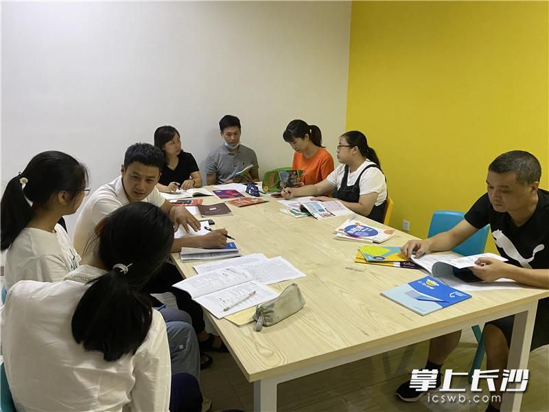 督查人员查验教材、现场对学生进行问卷调查。 督查人员查验教材、现场对学生进行问卷调查。