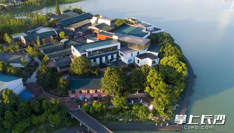 湖心的岛屿聚集了艺术名家被称为“大师岛”。