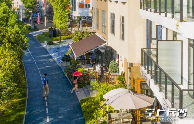 设计感十足的文创小店受到游客们的青睐。