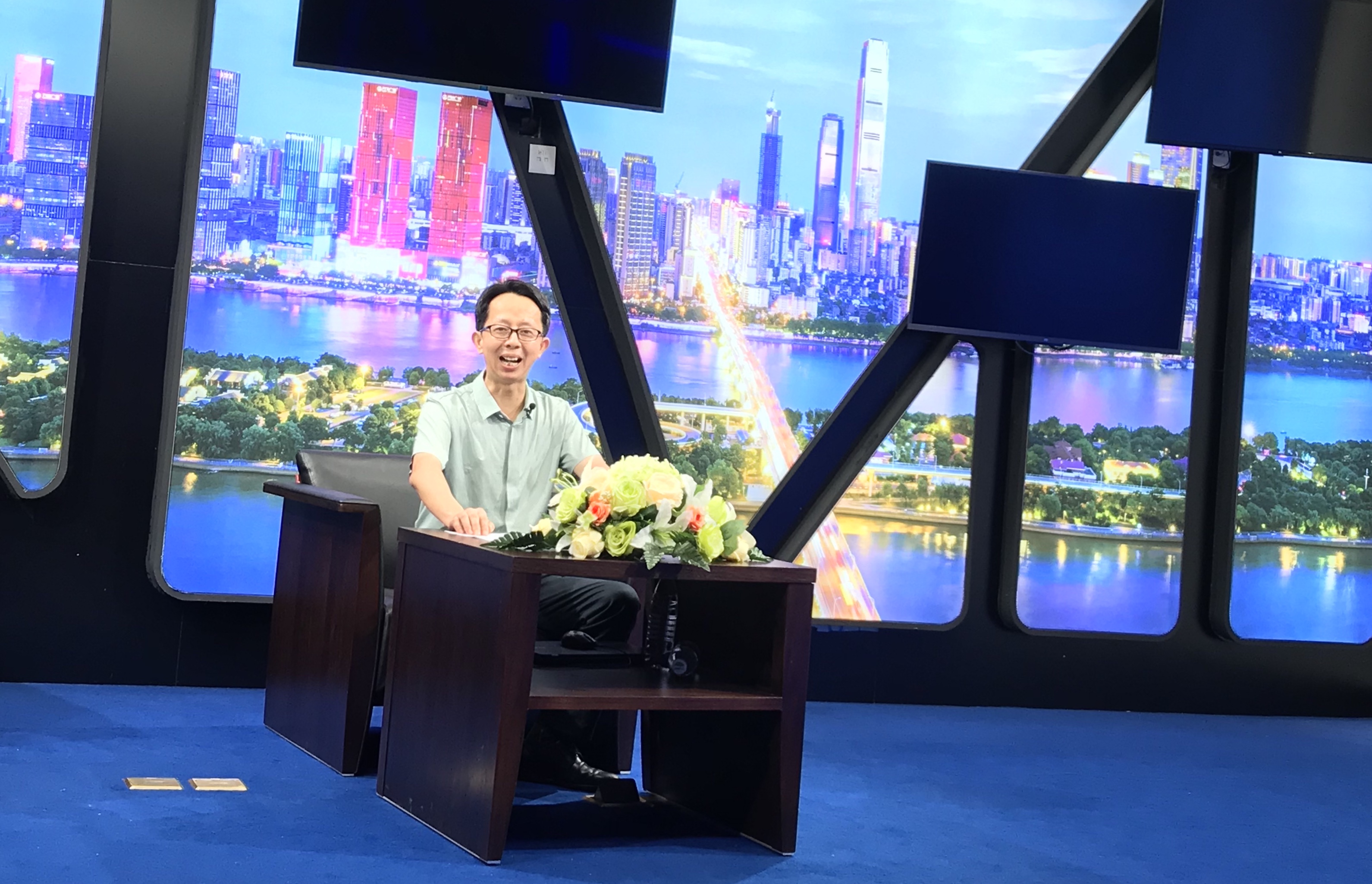 7月31日晚8时，长沙市第十一中学校长聂庭芳以《家校共育，培养奔向未来的孩子》为题，与家长共同探讨学校和家长应如何培养孩子，多元看待孩子的成长和未来。长沙晚报全媒体记者 岳霞 摄