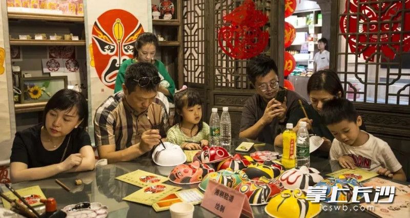 脸谱绘制  均为长沙市非遗展示馆供图