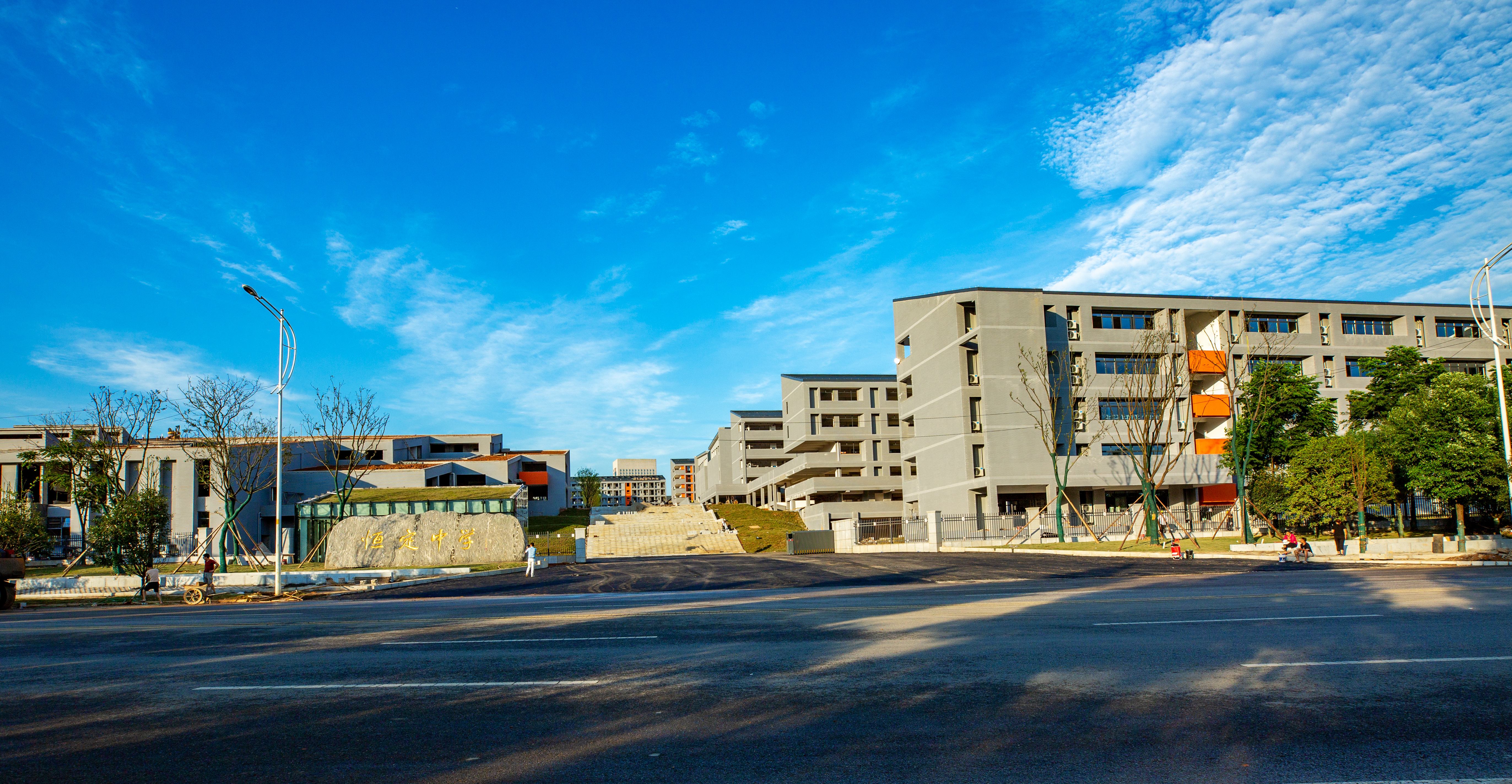 长沙市北大新世纪恒定中学北门。