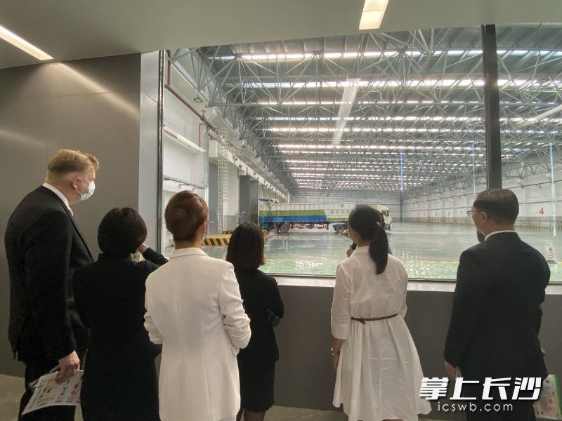 在工作人员的讲解下现场观摩。张念琪供图