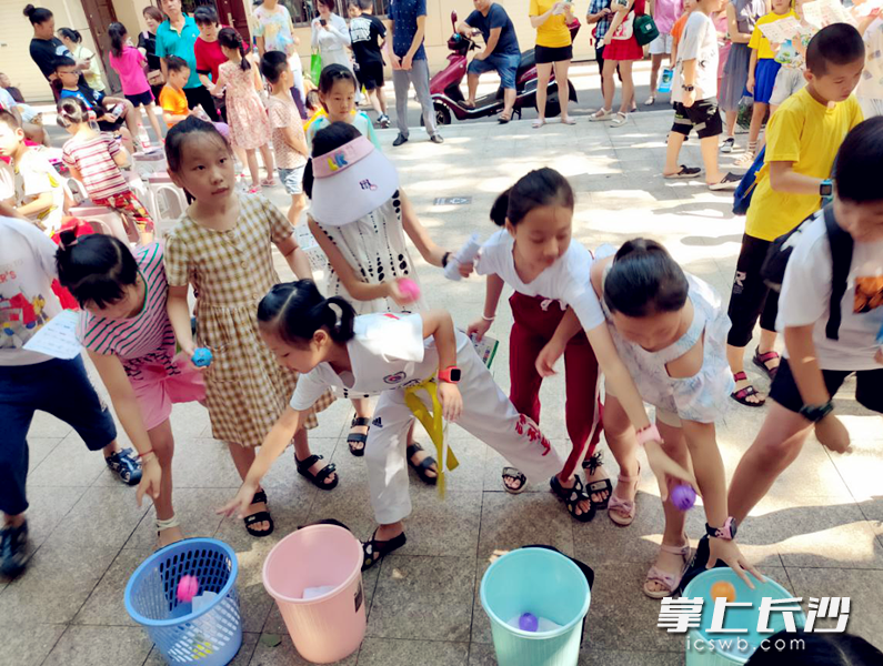 孩子们在垃圾分类趣味宣传活动现场投放垃圾。