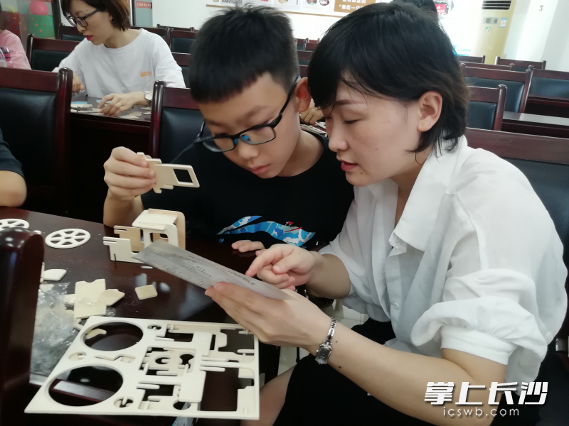 在社工老师的示范下体验古老的榫卯工艺。