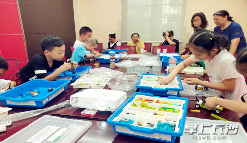 孩子们兴致勃勃体验乐高积木拼装。均为社区供图