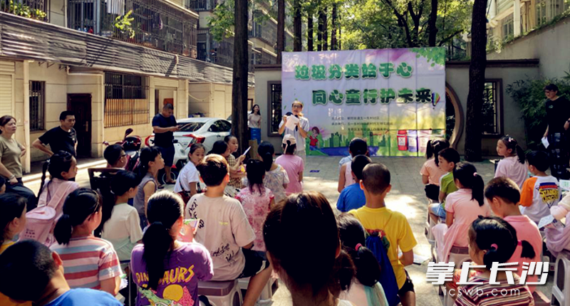 五一东村的垃圾分类趣味宣传活动现场。