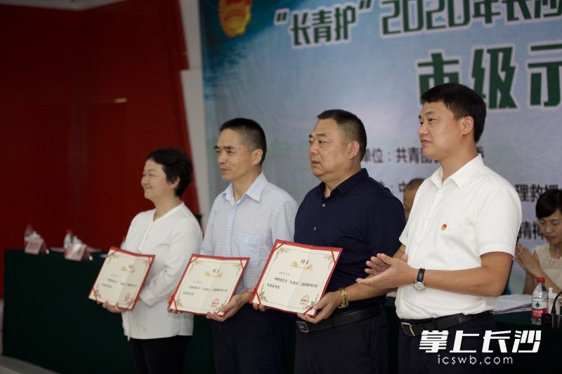 现场颁发“长青护”心理专家库聘书。 现场颁发“长青护”心理专家库聘书。